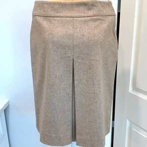 BR factory size 4 A line wool blend skirt. Pleat in the front. Almost new.
